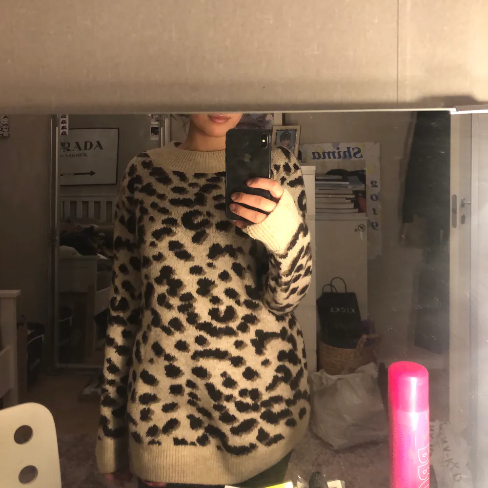 Leopardtröja i stickat material, storlek S. Det är egentligen en mama tröja men den funkar lika bra som en vanlig tröja. Aldrig använd. . Stickat.