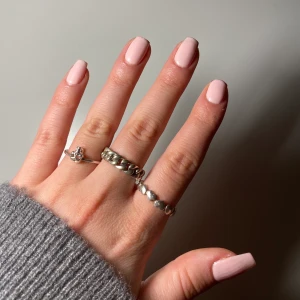 Fina silver ringar! - Döskalle ca 16-17mm, 80kr. Kedjeringen är justerbar, 60kr. Hjärt-ring ca 18mm, 80kr. Alla ringar i 925 sterling silver, rostfritt! Så snygga ihop, alla för 200kr.💕