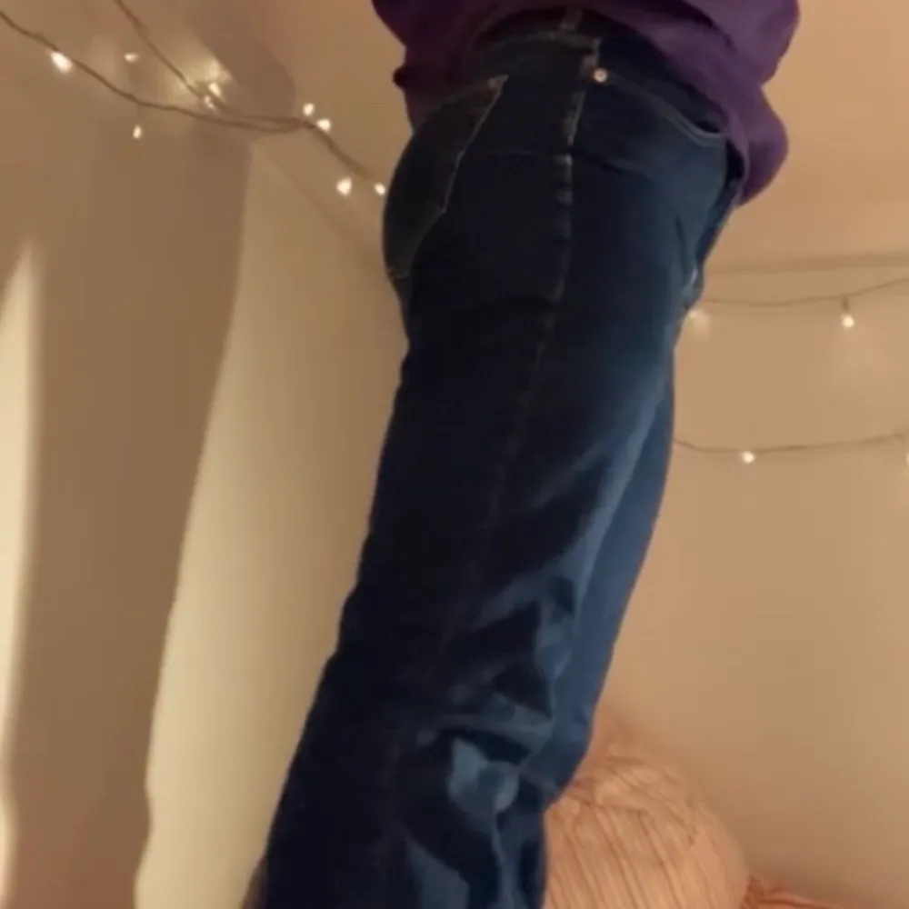 Ett par superfina weekday jeans, modellen heter ”voyage” (tror jag) Inga fel bara att jag själv känner att dem är för små för min smak. Jag är 168 cm och dem är lite längre på mig :) Skriv privat för intresse, köparen står för frakt 💘. Jeans & Byxor.