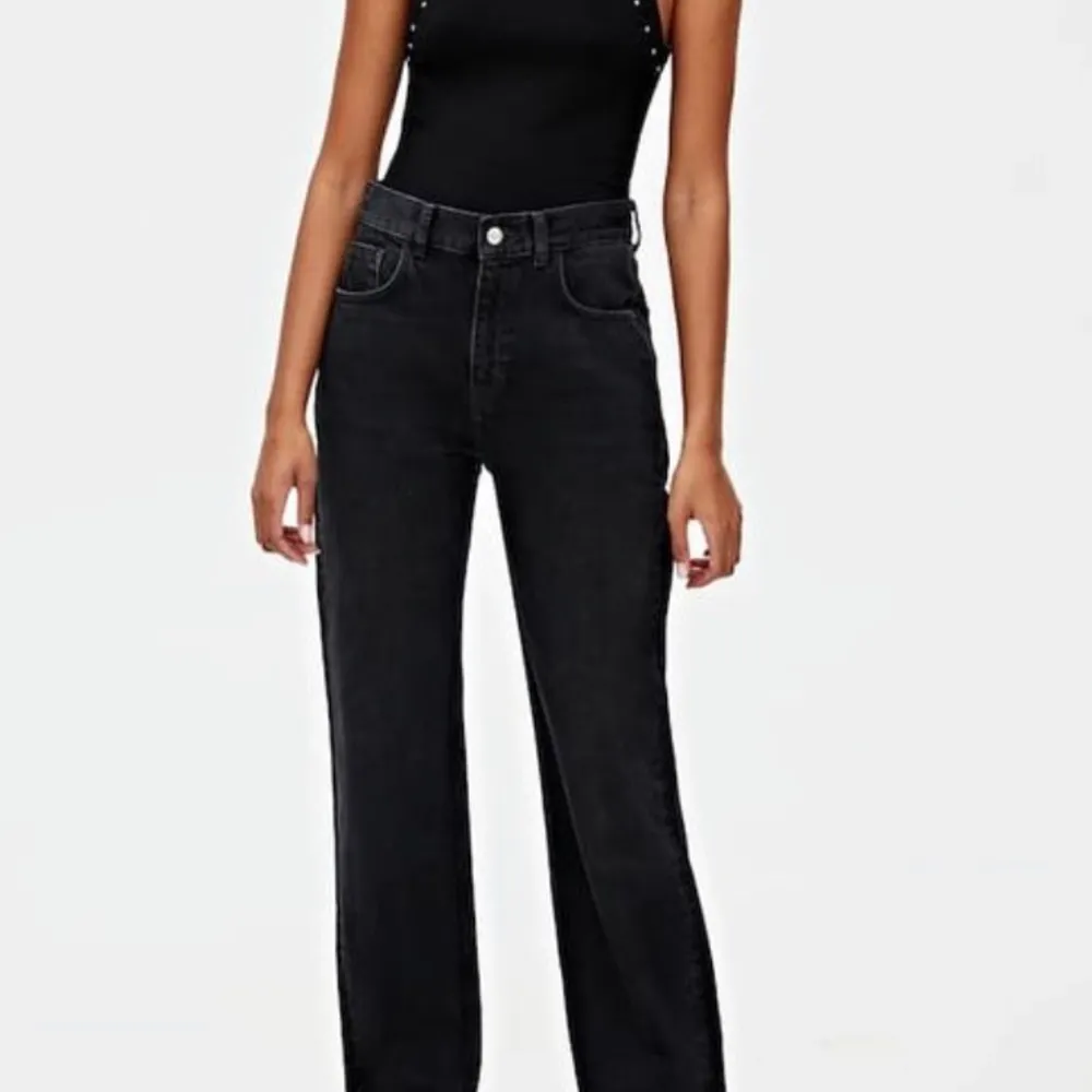 Jätte snygga svarta jeans med slits. Knappt använda och helt slutsålda. De är köpta för 400kr på pull and beat. De är ganska små i storleken men långa i benen! Buda!!. Jeans & Byxor.