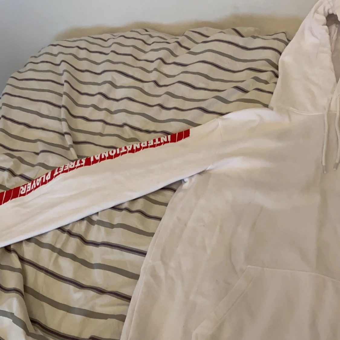 Vit oversized hoodie i storlek M! - 90