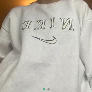 Vintage Nike sweatshirt  - Lägger upp denna annons igen pågrund av oseriösa köpare! En riktigt snygg vit oversize Nike sweatshirt som jag använt ett fåtal gånger. Köpte tröjan för 1300kr men är osäker på om den är äkta, men den ser verkligen äkta ut! BUDA I KOMMENTARERNA. budgivningen startar från 200kr och avslutas 17 januari! KÖP DIREKT FÖR 550kr + frakt!
