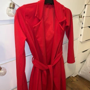 Kavaj - Säljer en röd kavaj i storlek S. Mitt pris 50kr + frakt💕