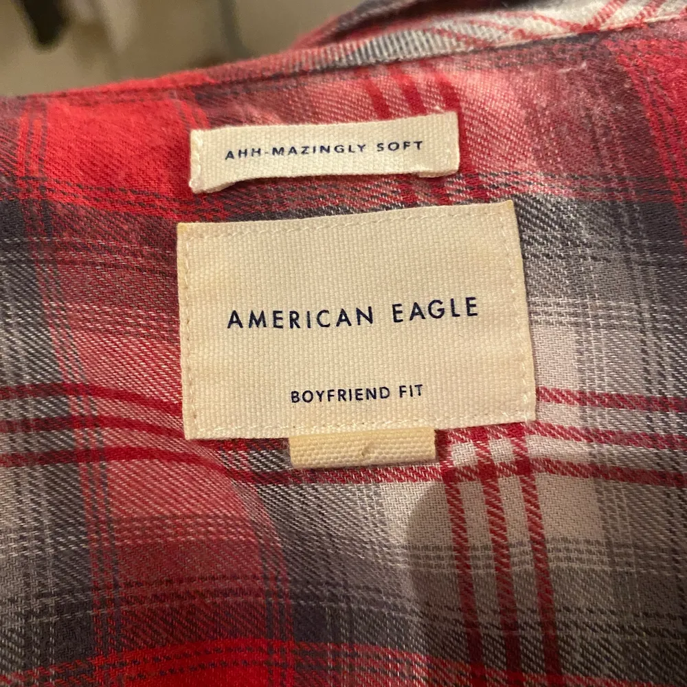 Röd, vit och grå supermjuk flanellskjorta från American Eagle. Passar s/m. . Tröjor & Koftor.