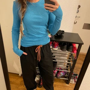 Blå ribbat topp från COS - Blå ribbat topp från COS. Den är i ett fint ribbat linne material.  Storlek - Small Använt ett par gånger, som ny. 