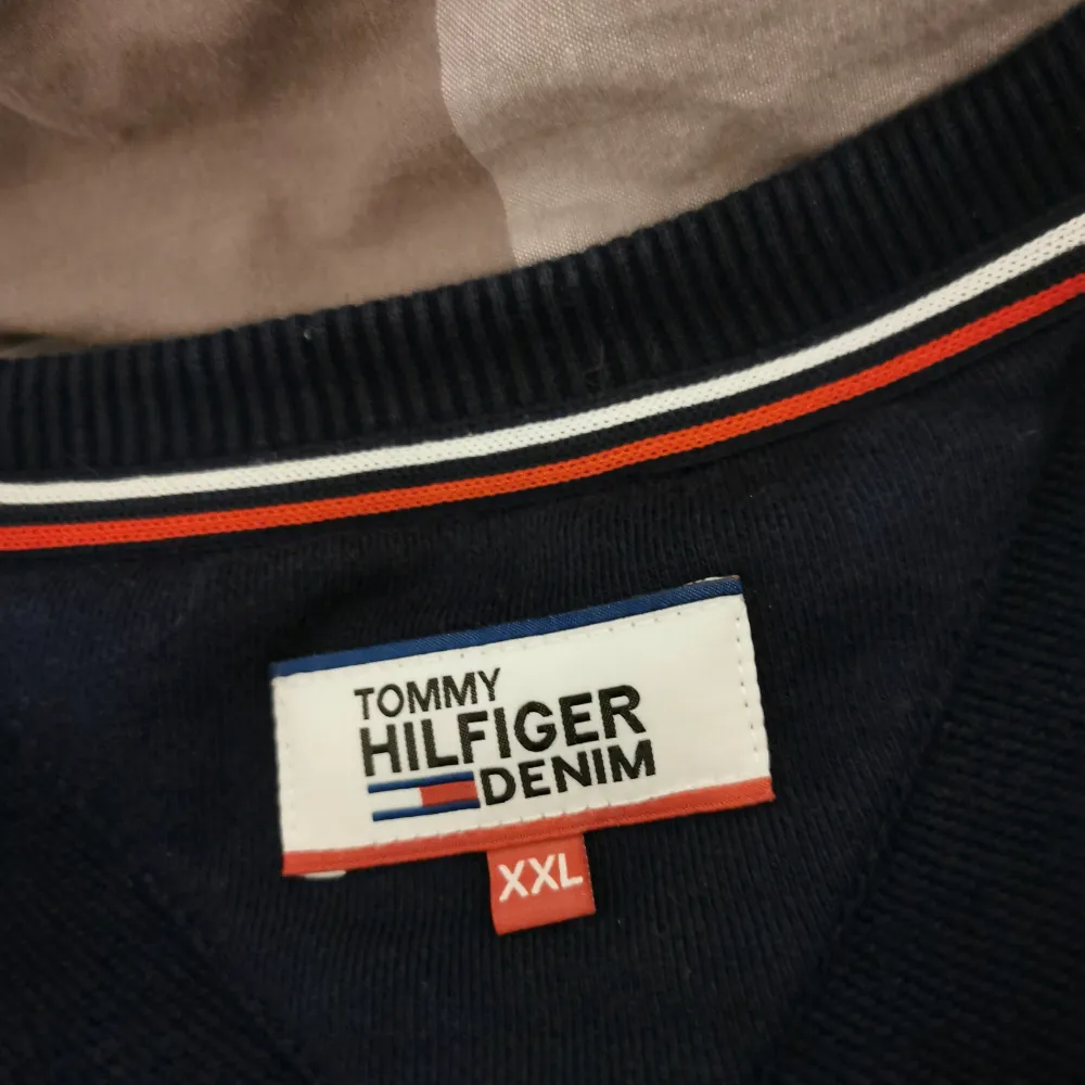 Säljer en skön sweatshirt från Tommy Hilfiger som jag inte använder. Använt ett tag men är i väldigt bra skick. Storlek är XXL men sitter som en XL på mig. . Hoodies.