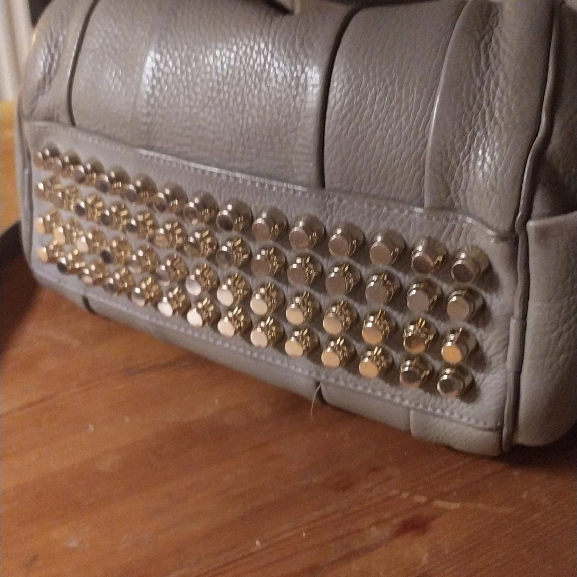 Äkta Alexander Wang väska, grå med guldnitar - 90