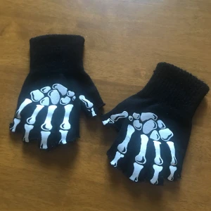 Döskalle handskar  - aka Drainer handskar. Super feta, köp nu! Frakt är 24 kr 😋