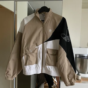 Adidas Originals träningsjacka  - Säljer en oanvänd Adidas Originals träningsjacka/windbreaker i strl. 36! (I en oversized modell) Frakt tillkommer ❤️