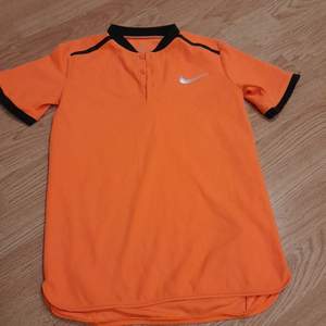 En jätte cool Nike skjorta som är i nyon orange och är i strl M (barn) Den är i väldigt bra skick👍🏼
