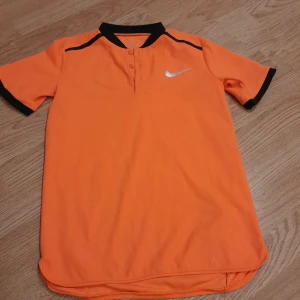 Nike skjorta - En jätte cool Nike skjorta som är i nyon orange och är i strl M (barn) Den är i väldigt bra skick👍🏼