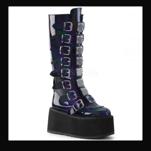 Demonias  - Demonia platforms i super bra skick! Sjukt snygga! Knappt andvända, stl 39 men passar 38!! Jag har vanligtvis 38 och dom passar perfekt! köpta för ca 2000kr. Jag säljer dom för 1600kr. Frakten ingår i priset. 💖 