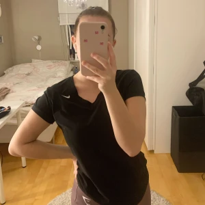  Svart Niketröja - Säljer denna supersnygga och sköna Nike Träningströjan🌸🌸🌸 Hör av er vid intresse!!!💛💛💛