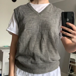 Stickad väst - Storlek L men passar även mig som vanligtvis har S. Köparen står för frakten!💖