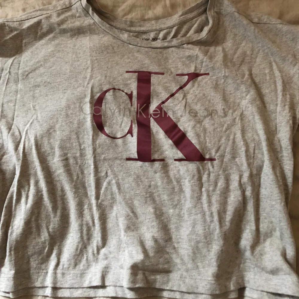 T-shirt från Calvin Klein. Boxning i modellen, köparen står för frakt💓. T-shirts.