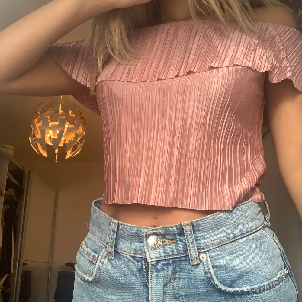 Jättefin rosa plisserad crop top i glansigt tyg. Toppar.