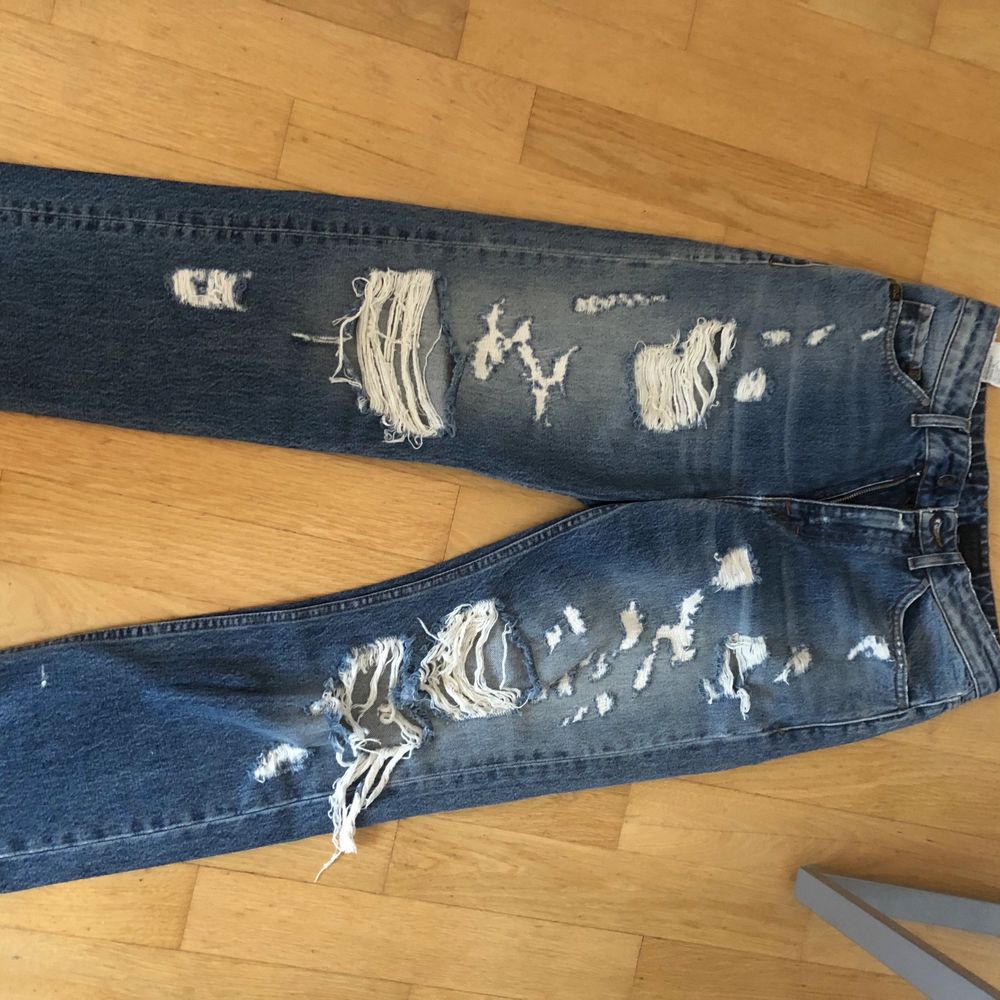 Jättesnygga slitna vida jeans ifrån tiger of sweden. Inte använda så mycket så de är i bra skick fortfarande. Säljer då de inte kommer till användning för att ja har så många andra jeans. . Jeans & Byxor.