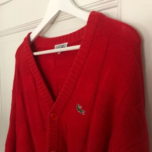 cardigan - lacoste  - nästintill oanvänd cardigan från märket lacoste. Strl M men passar likaså en S/L beroende på önskad passform. 150kr + frakt 