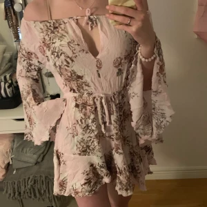 Blommig Byxdress  - En perfekt byxdress för både vardag och speciella tillfällen. Använd ett fåtal gånger och är i nyskick.