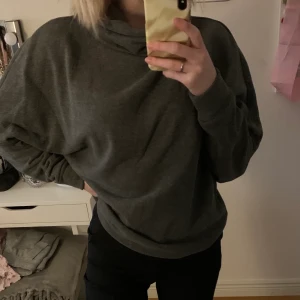 Tiger of Sweden mjukispolo - Tjocktröja med polokrage från Tiger of sweden. Använd ett fåtal gånger men är basically ny.