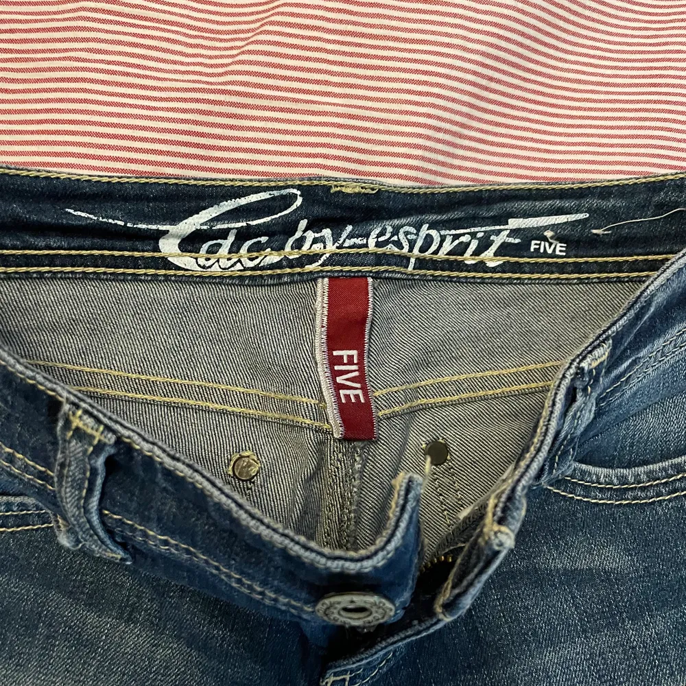 Jeans som är kortare i modellen, storlek 24. Jeans & Byxor.