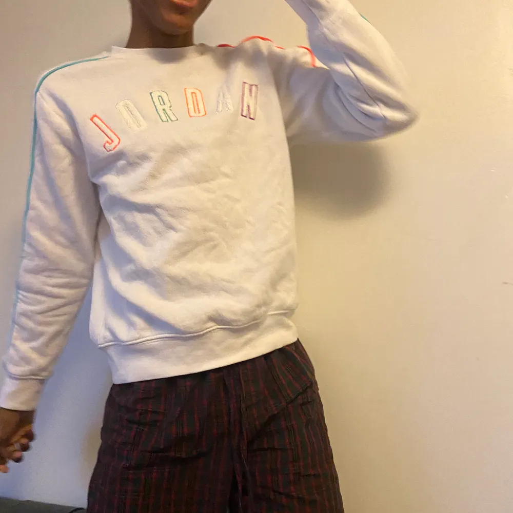 Fin Jordan sweatshirt (junior), som inte har använts på ett tag. Skriv gärna vid funderingar 💚 köparen står för frakten. Hoodies.