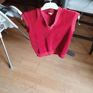 Väst - I bra skick och ser ut fint. 80talet vast.passar jätte bra till xxs_m.Användade 3 dager