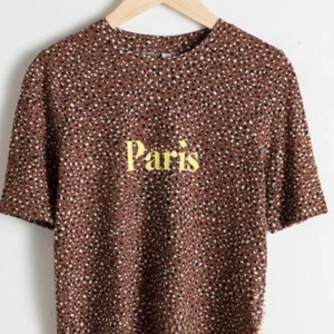 T-shirt med tryck - En så snygg t-shirt som jag har växt ut från & other stories. Ett djurliknande mönster med ett gult tryck. Bra skick. Ganska liten t-shirt men passar från xs-m. Köpte för 180kr. 