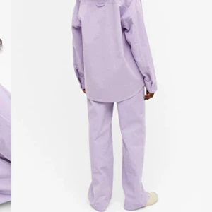 Lila Manchester Byxor 💜💜💜 - Mina favoritbyxor, som måste säljas eftersom de tyvärr blivit försmå /: 💜💜💜 från monki i storlek 34