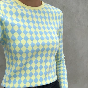 Tröja med romber från zara - Säljer denna helt nya tröjan med romber från zara. Slutsåld online och i butik. Buda i kommentarerna!! Högsta bud: 300+frakt. Buda ALLTID plus frakt, frakten ligger på 44kr. Höj alltid bud med minst 30kr:) Avslutas när det inte kommit nytt bud på 24h.