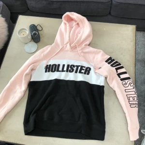 Hoodie!!!! - Hoodie i storlek, S. Använd kankse 5/6 gånger. Tyvärr för stor nu :( Säljer hoodien för 150kr eller bud. Frakt ingår inte :)