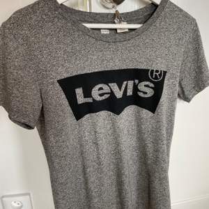 En t-shirt från Levi’s. Köpt för ungefär 3 år sedan men inte så värst använd. Ej nopprig eller i dåligt skick. Frakt ingår i priset