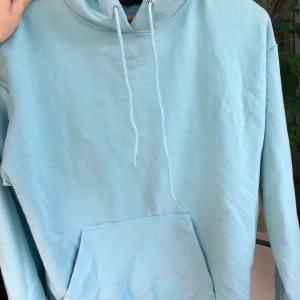 Turkos hoodie - Snygg mysig turkos hoodie! Obs skrynklig då den legat i garderoben! Köparen betalar frakten.:)