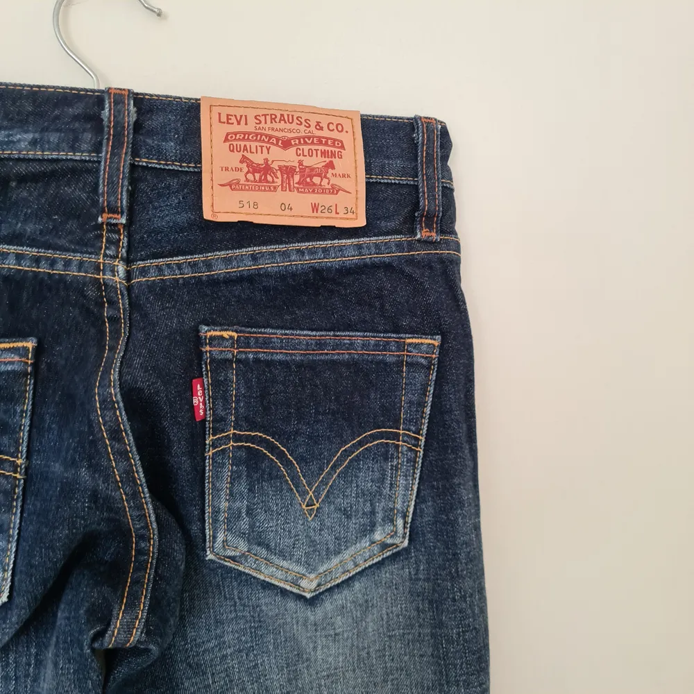 Helt nya blåa bootcut jeans från Levi's som har storlek W26 L34. Fin blå färg och helt oanvända från kartongen. . Jeans & Byxor.