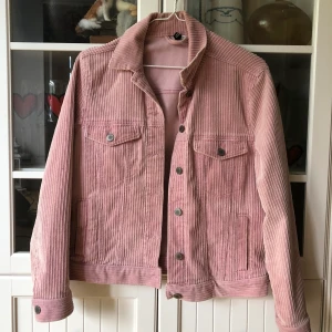Snygg rosa jacka - Asball rosa jacka ifrån Hm som är slutsåld överallt. Storlek 38 men sitter snyggt ocersized på mig som vanligtvis har 34-36. Frakt kostar 63kr. Buda från 100kr + frakt. 🥰 Högsta bud: 130kr + frakt