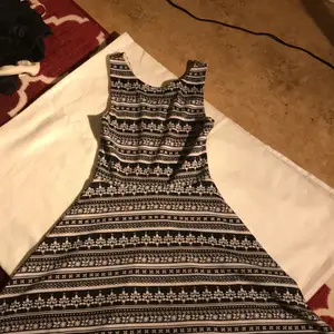 Superfin klänning med svart och vitt mönster