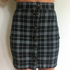 Kjol - Snygg kjol från H&M. Använd en gång så i nytt skick. Frakt tillkommer 🌻 