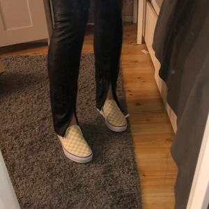 Skinnbyxor med slits  - Jättefina lite mer vida skinnbyxor med slits, tyvärr är dem lite för korta för mig och det är därför jag säljer, jag har aldrig använt dem. Storleken är 40 men passar även 38! 