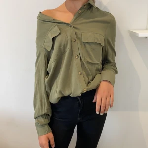 Gina blus - Bra skick och väldigt fin färg. Använd fåtal gånger. Frakt 37kr💚