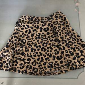 Skön bomulls kjol i leopardmönster. Passar både till sommar och vinter. 