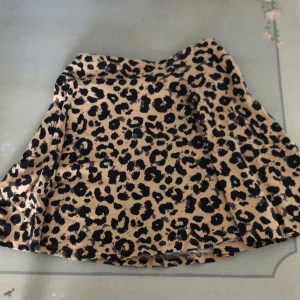 Leopard skirt. - Skön bomulls kjol i leopardmönster. Passar både till sommar och vinter. 