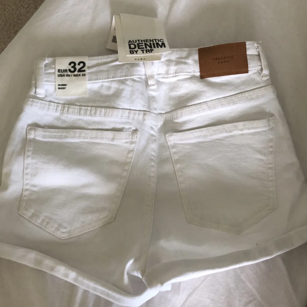 Vita shorts ifrån zara i storlek 32. Lappen är kvar och de är endast provade. Shorts.