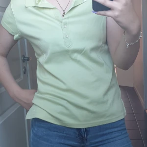 Lime grön Calvin Klein t-shirt - Fin lime grögrön Calvin Klein tröja. Den är nästan aldrig använd. Den är storlek L men skulle säga att den är i storlek S/M