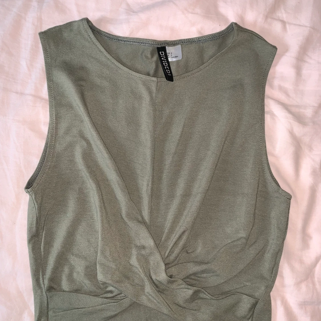 Grönt linne med knyte på framsidan