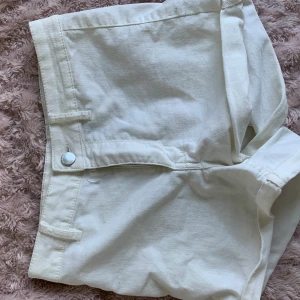 Vita Shorts från HM - Jättefina högmidjade shorts från HM. Bra skick. Använda ett fåtal gånger. 