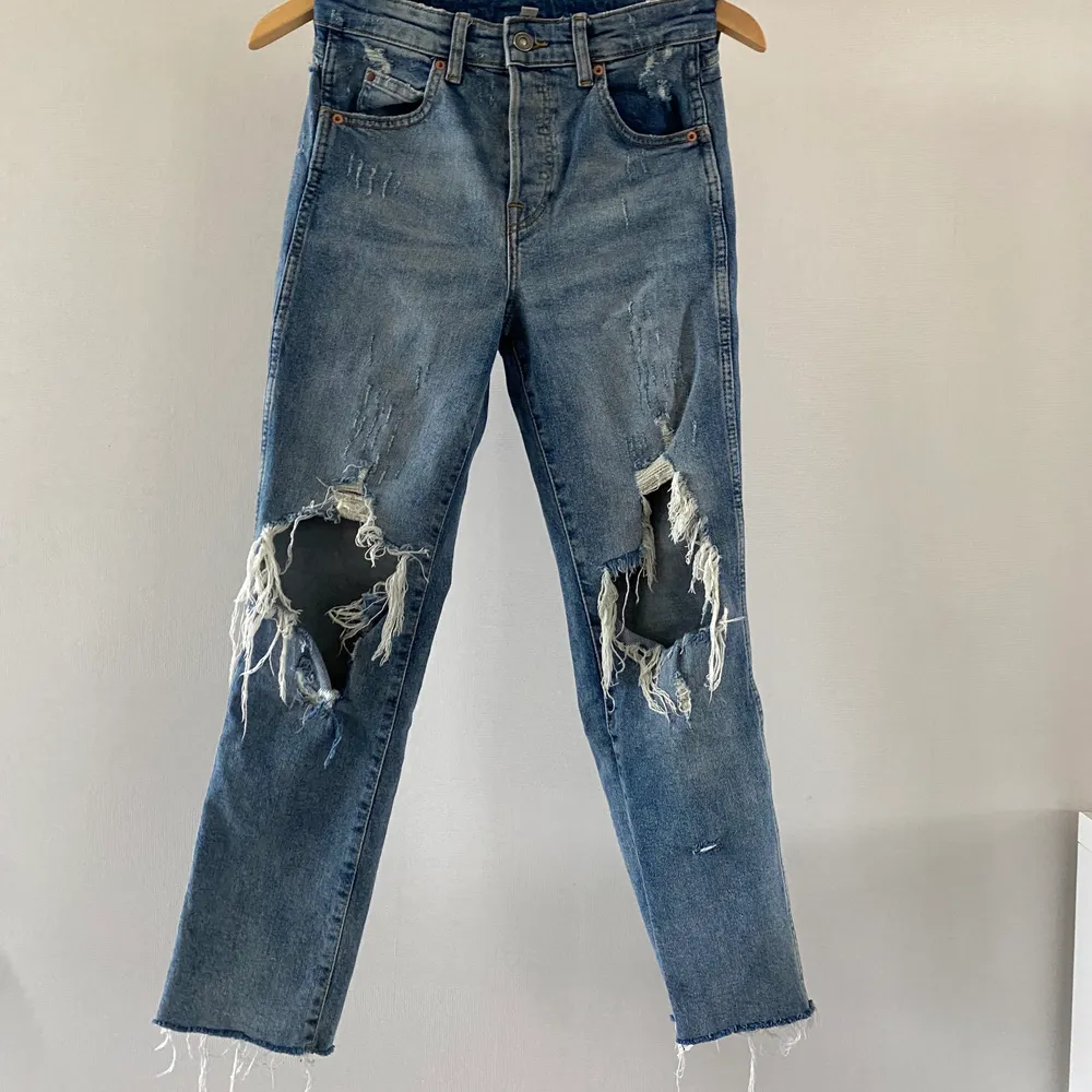 Säljer nu dessa jeans från H&M. Nypris: 250kr Köparen betalar frakt. Buda från 50kr!! . Jeans & Byxor.