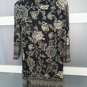 Black and White dress strl 36 - Oanvänd klänning i bekvämt material! Strl 36. Luftigt passform. FRAKT INGÅR EJ 