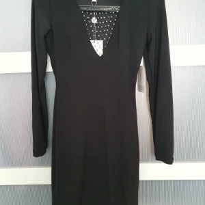 Chiara forthi strl XS dress - Oanvänd svart i klänning i smickrande detalj vid bröstet. FRAKT INGÅR EJ