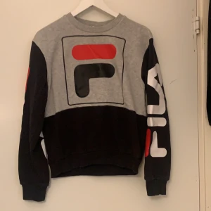 Fila sweatshirt  - Fila sweatshirt i strl s. Sitter som en strl S/M. Använd endast 2-3 gånger