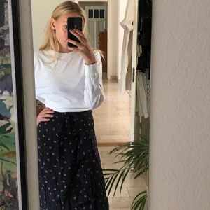 Kjol från & other stories - Blommig kjol från & other stories i storlek 34. Använd fåtal gånger! 🦋